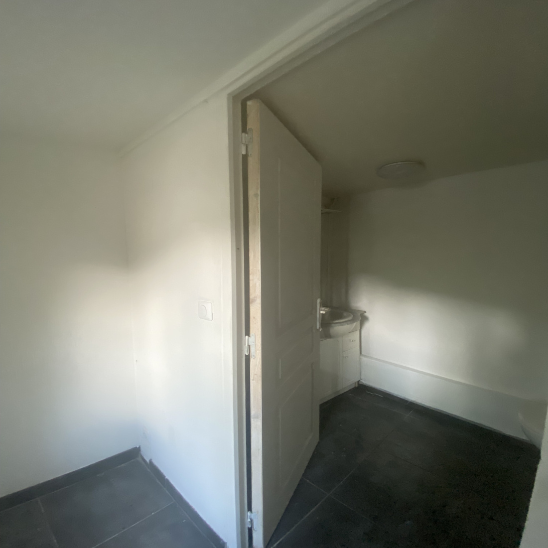 RDC WC AVEC LAVABO   ACCES A UN BUREAU OU CHAMBRE D'APOINT