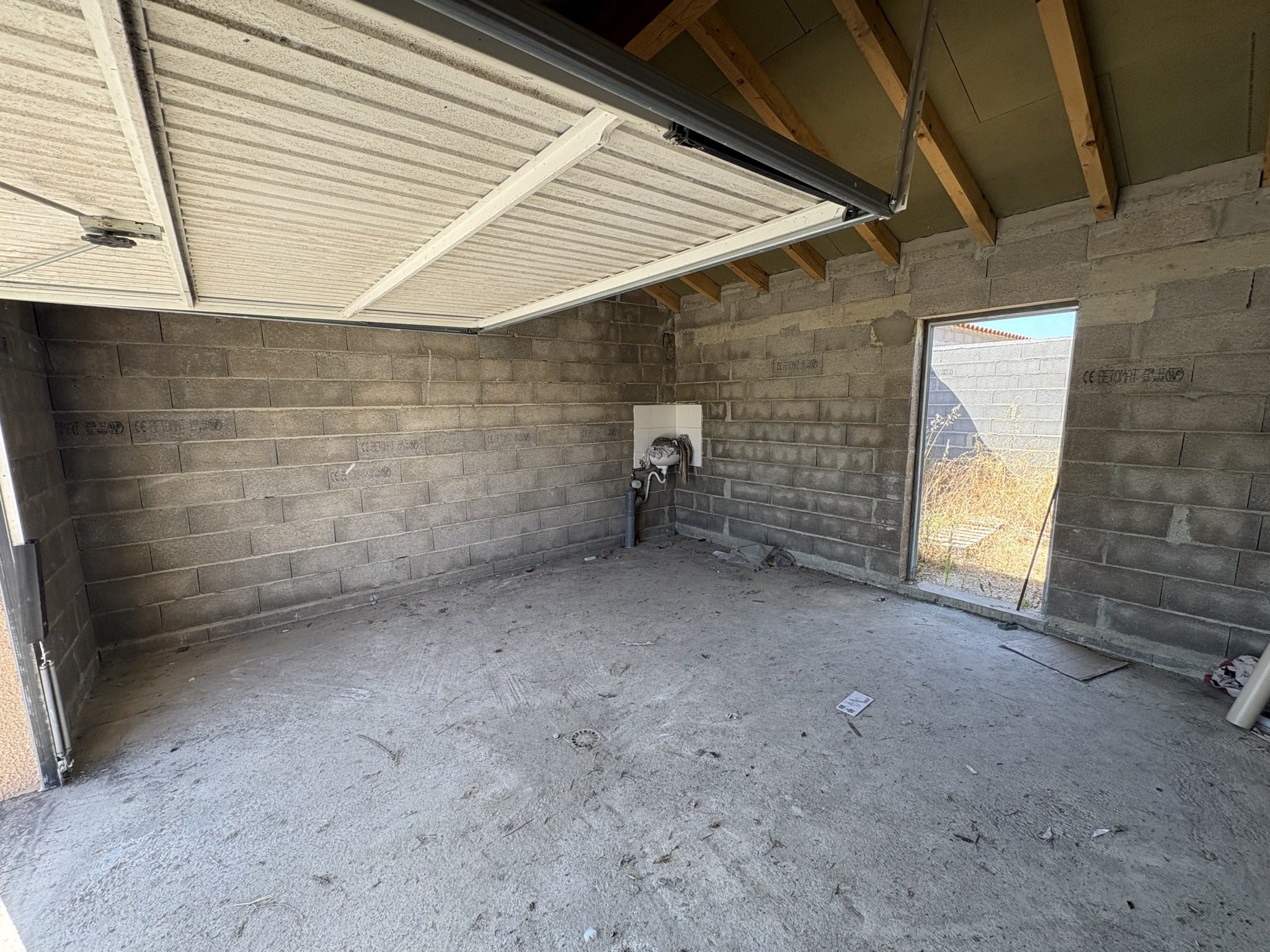 GARAGE AVEC ESPACE EXTERIEUR - SAINT-CYPRIEN PLAGE (SECTEUR PORT)
